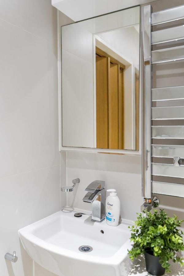 Chic 3 Bed Apartment Near London Bridge With Balcony Exterior photo